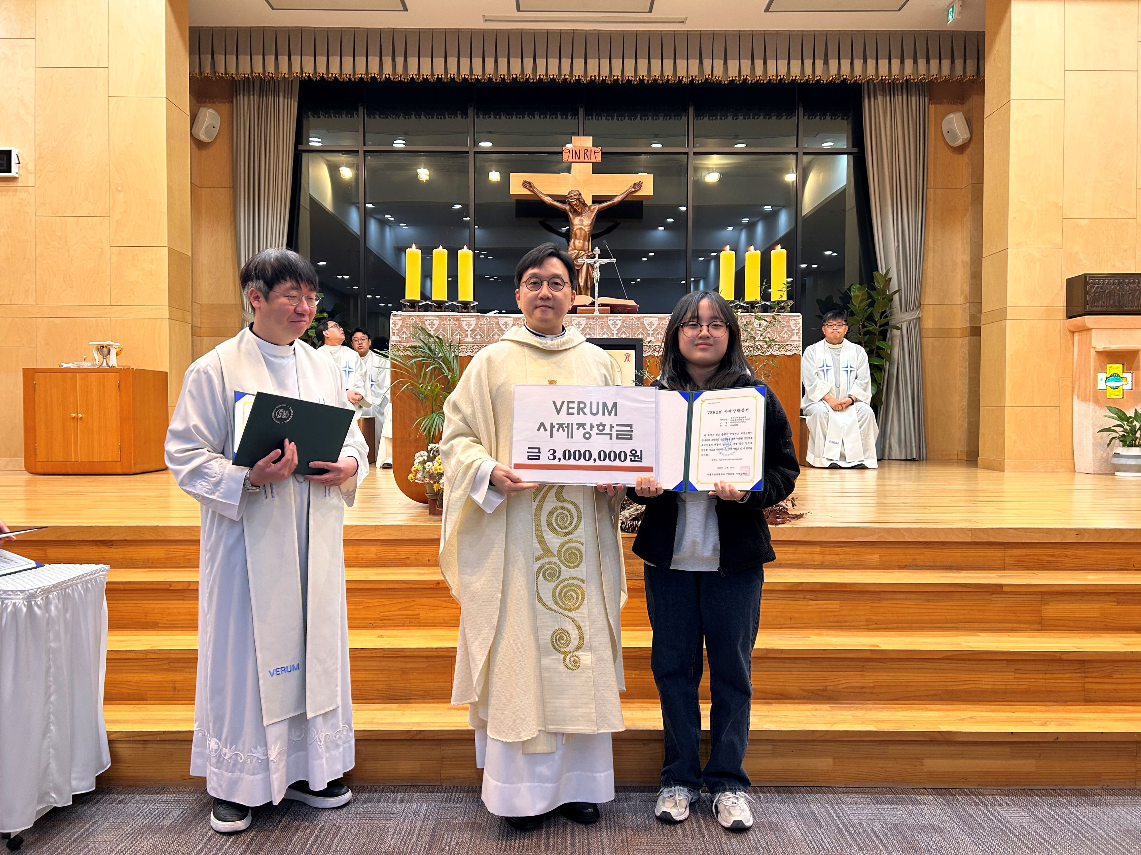    세상의 빛과 소금이 되길 … 사제들의 내리사랑 깃든 가톨릭관동대   VERUM 사제 장학금  8주간의 여정 시작 대표이미지