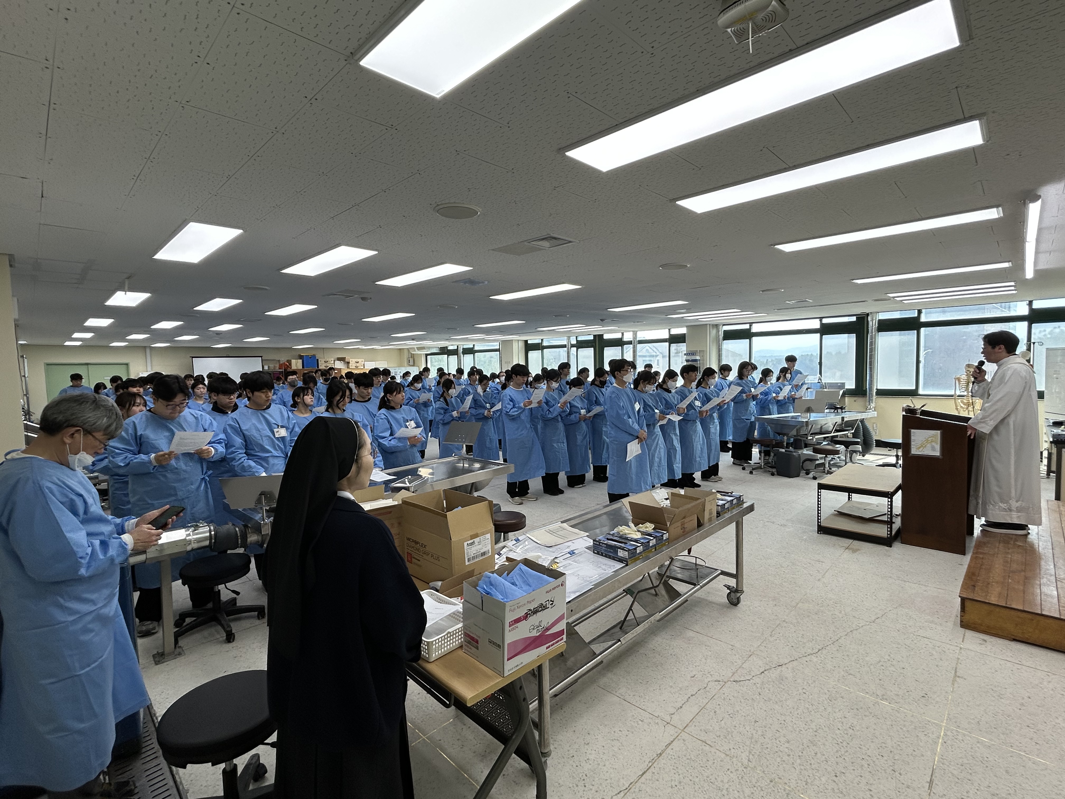 가톨릭관동대 의대생 120명, 시신 기증자 위한 ‘마지막 길’ 배웅하며 인술 다짐 대표이미지