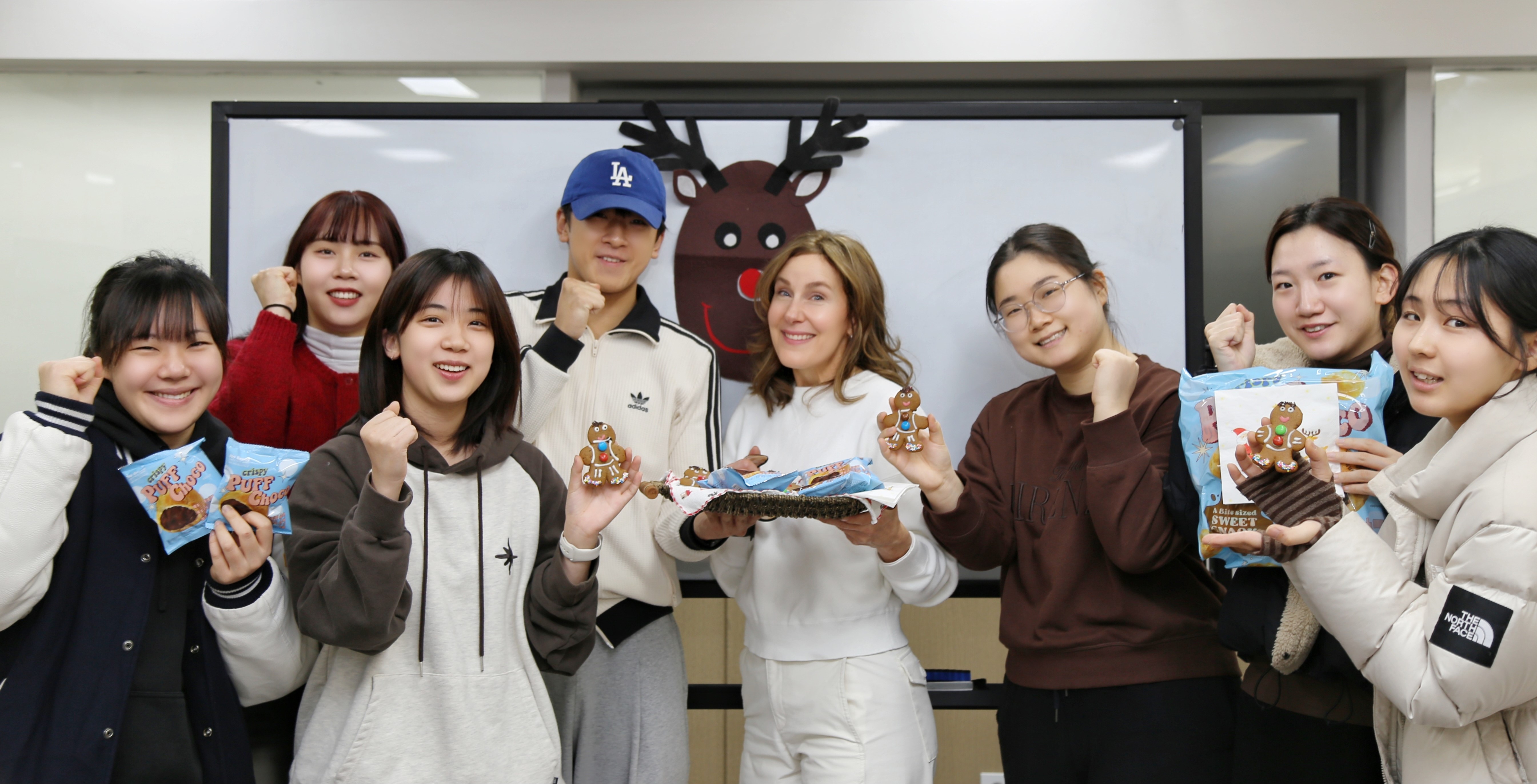 기말고사 기간, 성실히 시험에 몰두하는 학생들과 이를 따뜻하게<br> 응원하며 곁에서 힘이 되어주는 교수들의 모습이<br> 캠퍼스 곳곳에 깊은 울림을 전하고 있다.