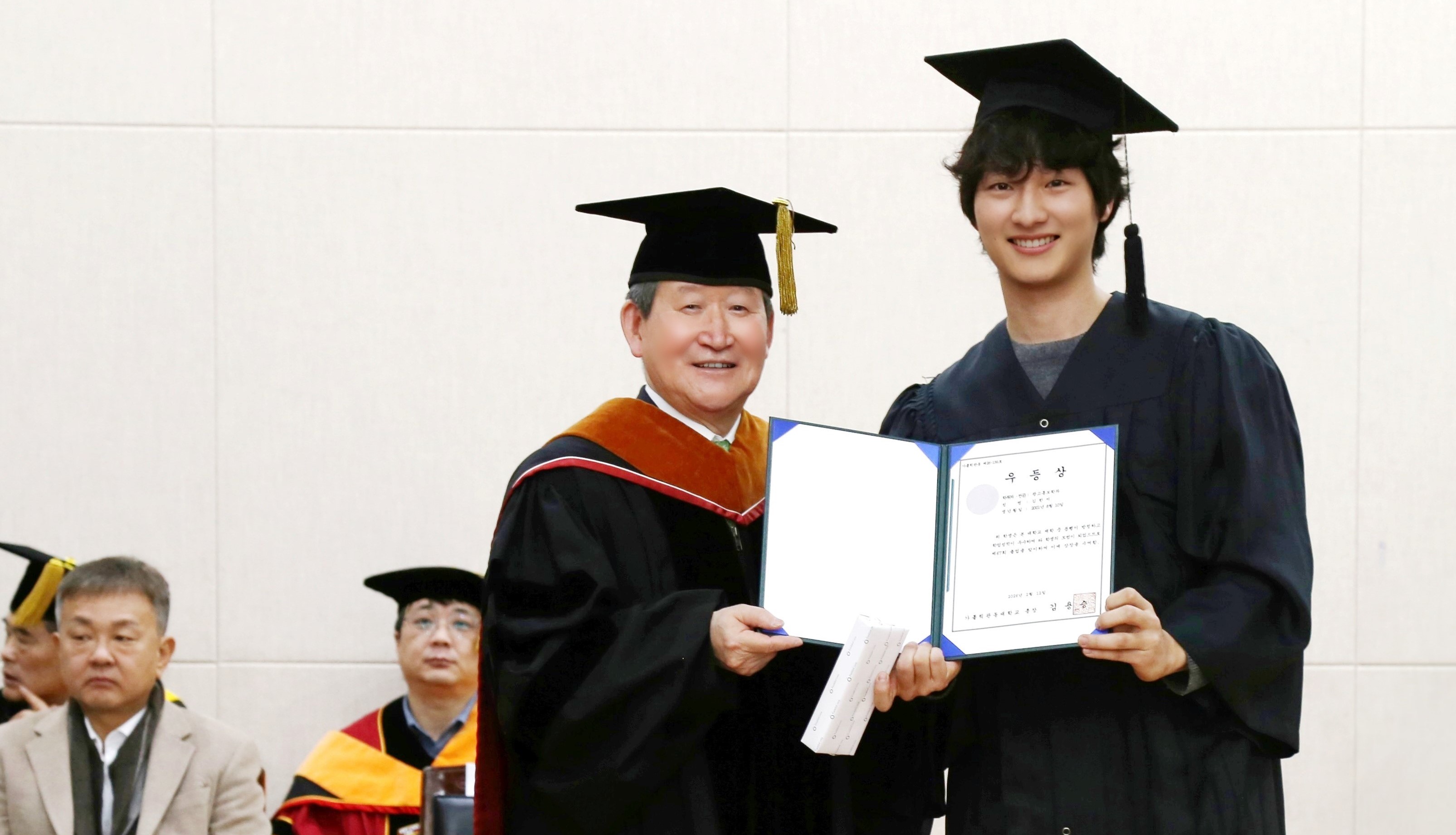 전체수석 엄태민 이사장상 수상<br>1,227명 졸업생, 글로컬 인재로 힘찬 출항